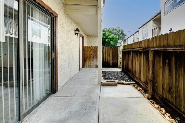 Building Photo - 3915 Tanglewilde St