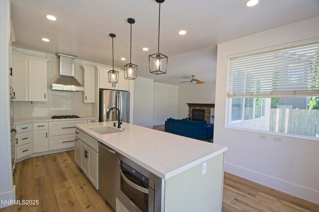 Building Photo - 3075 Roxbury Dr