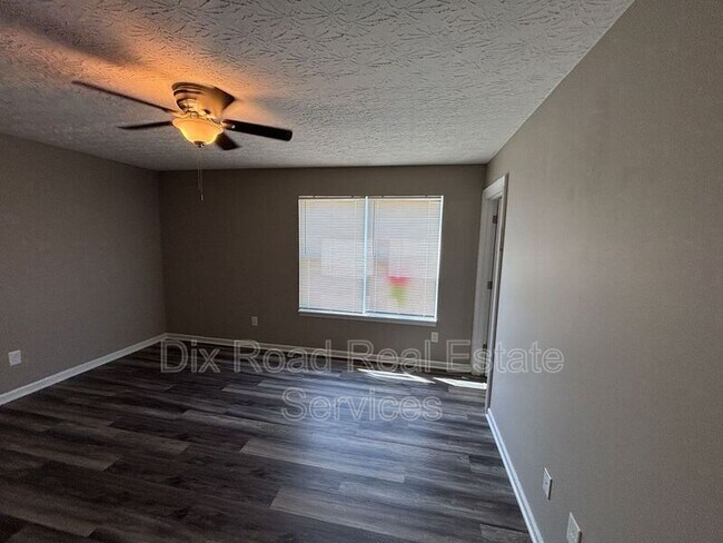 Building Photo - 1024 Golfview Dr