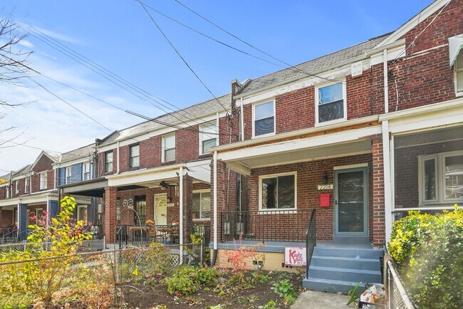 Building Photo - Brentwood Beauty