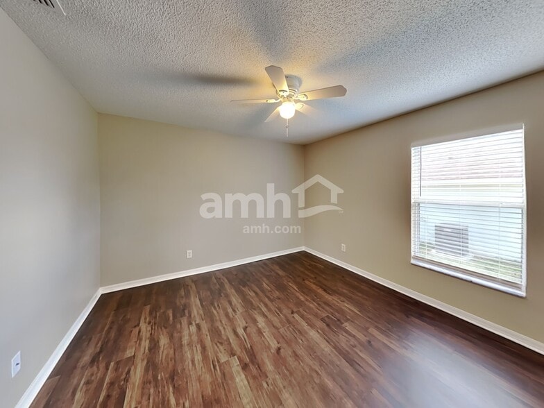 Building Photo - 1913 Southern Oak Loop