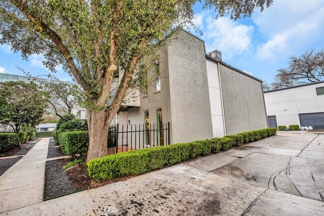 Building Photo - 1300 Augusta Dr