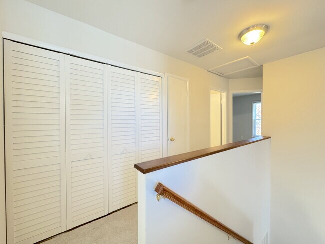 Building Photo - Lake Ridge Gem: Your Inviting Home Awaits!