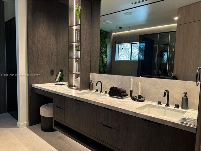 Building Photo - 1065 NE 119th St