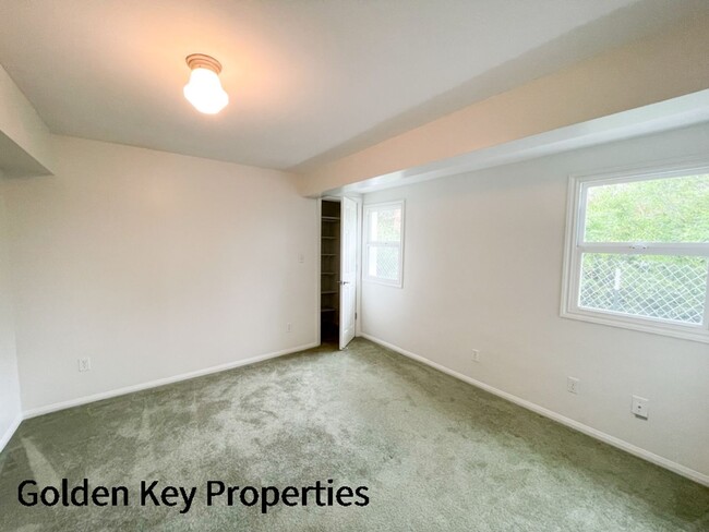 Building Photo - Charming farmhouse available in rural Vist...