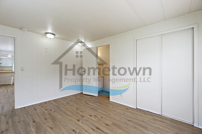 Building Photo - 2 Bedroom 2 Bath Home with Off-Street Park...