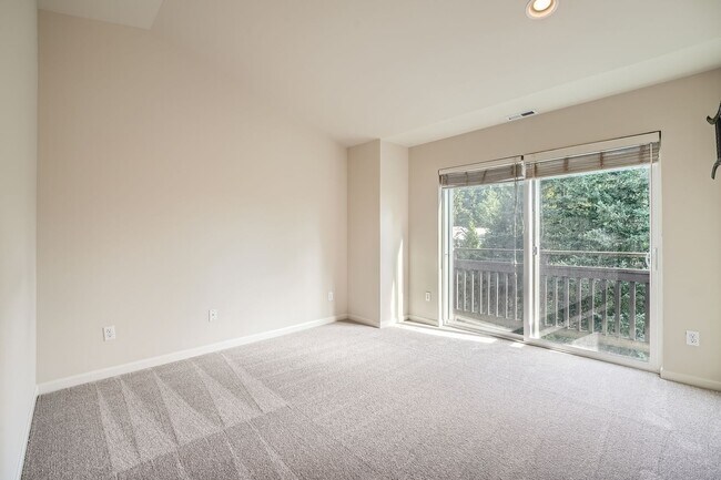Building Photo - Charming three-level Townhome available for immediate move in.