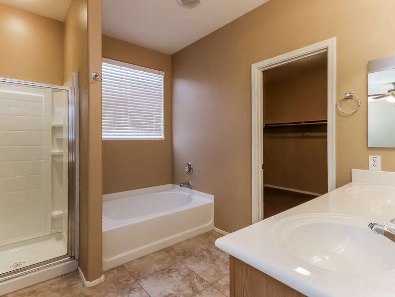 Building Photo - 7120 S 70th Dr