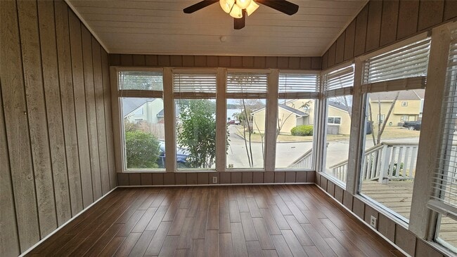 Building Photo - 33 April Point Dr N