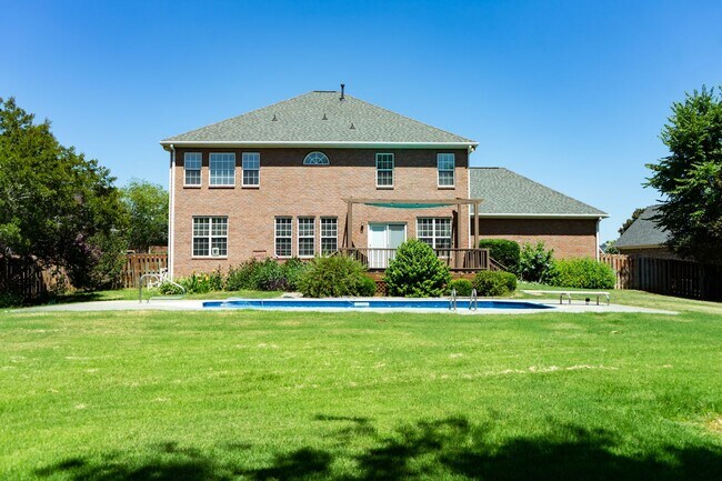 Building Photo - 724 Avrett Cir