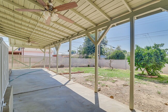 Building Photo - Newly Remodeled East Side Home!