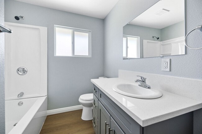 Building Photo - FULLY UPDATED 2 Bedroom/ 2 bathroom condo ...