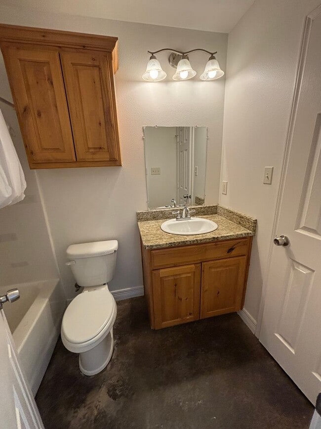 Building Photo - 1719 Lakeshore Dr