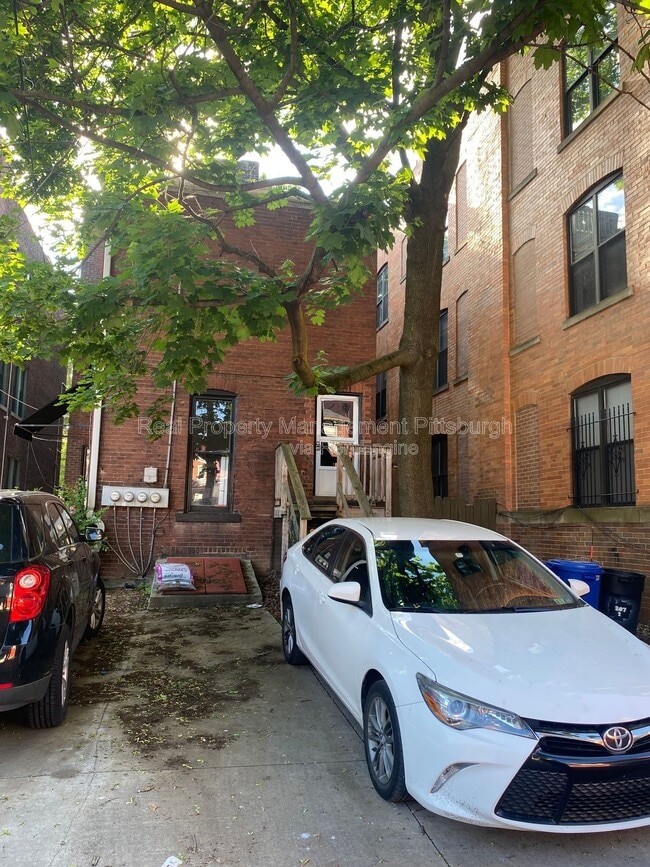 Building Photo - 207 S Millvale Ave