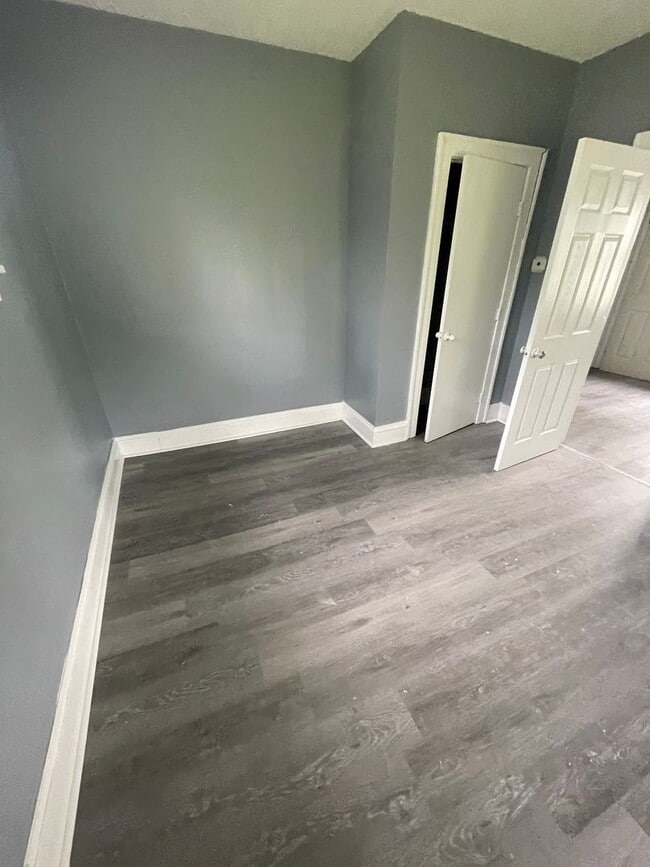 Building Photo - Section 8 Accepted! 3br 2-Story House