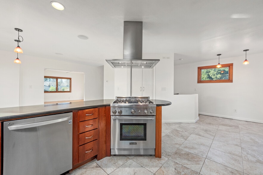 Kitchen Stove - 570 Okeefe St