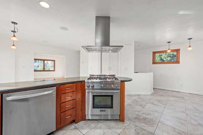 Kitchen Stove - 570 Okeefe St