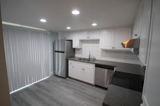 Building Photo - Gorgeous, Multi-Level 3 BD, 2.5 BA in Nort...