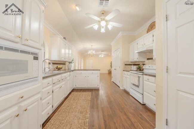 Building Photo - 3037 Cunningham Dr