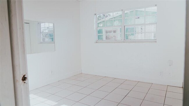 Building Photo - 6320 SW 10th Ct