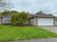 Building Photo - Adorable Single Family Home w/ Fenced Yard...