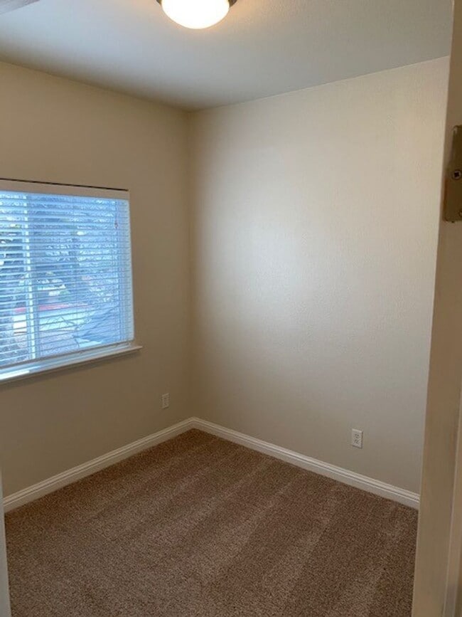 Building Photo - AVAILABLE NOW! Roseville 2 bed/2.5 bath, 2 Story Townhome!