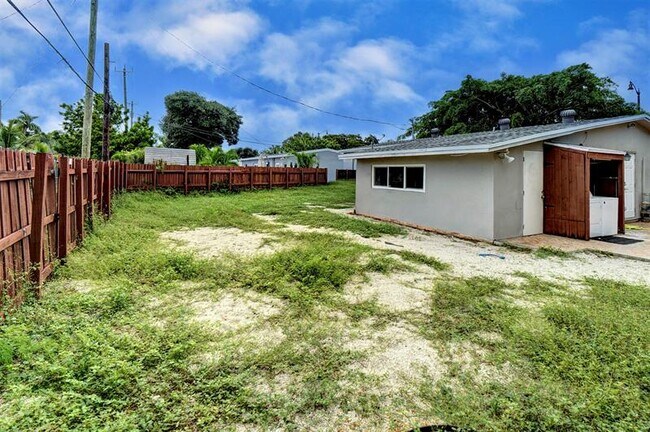 Building Photo - 1415 NE 25th St