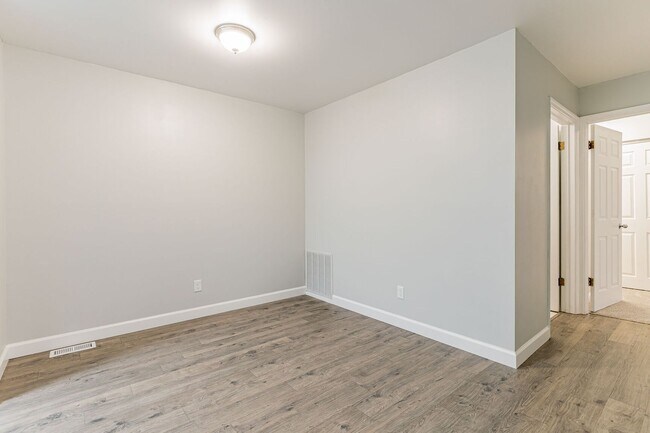 Building Photo - Completely renvovated 2 bedroom/2 bathroom...
