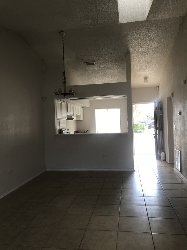 Building Photo - IMMEDIATE  MOVE IN!!!!!Cute 2 Bed / 2 Bath Unit in Pine Hills For Rent