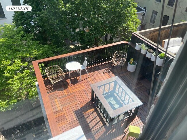 Building Photo - 555 3rd St