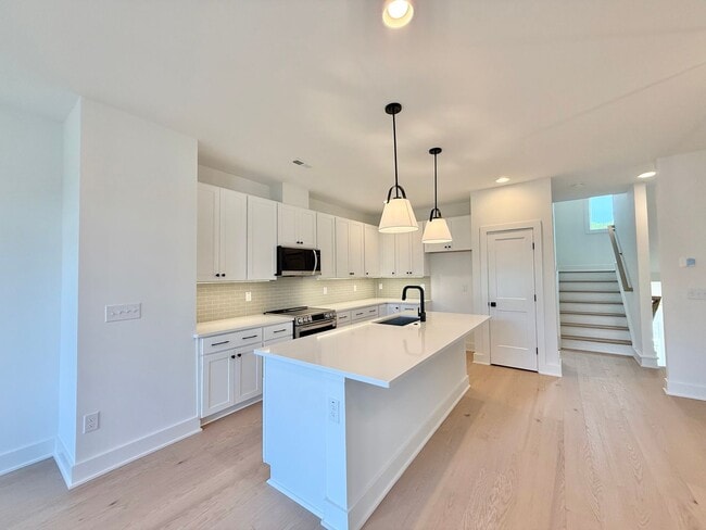 Building Photo - Luxurious New Construction 4BD, 4BA Downto...