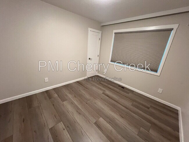 Building Photo - 3000 S Holly Pl