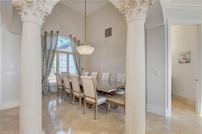 Building Photo - 1320 S Lakeside Dr