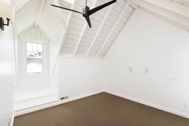 Building Photo - Balcony & Gas Fireplace: Sunny Apartment i...