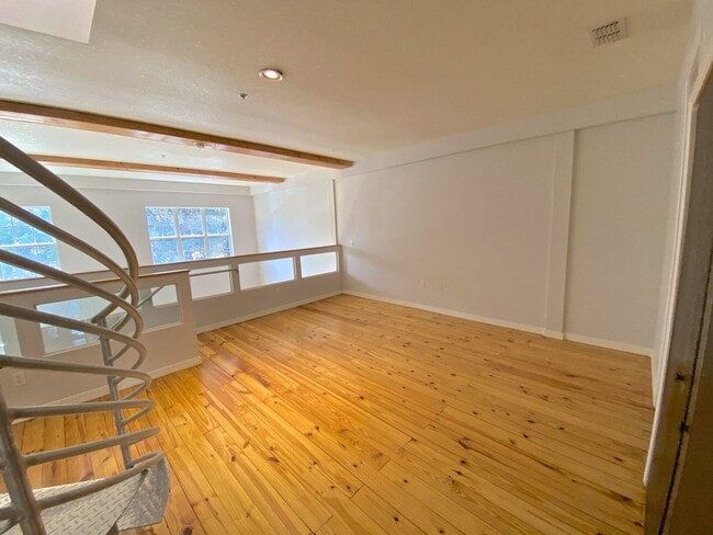 Building Photo - Stunning and Unique Luxury Town Home for R...