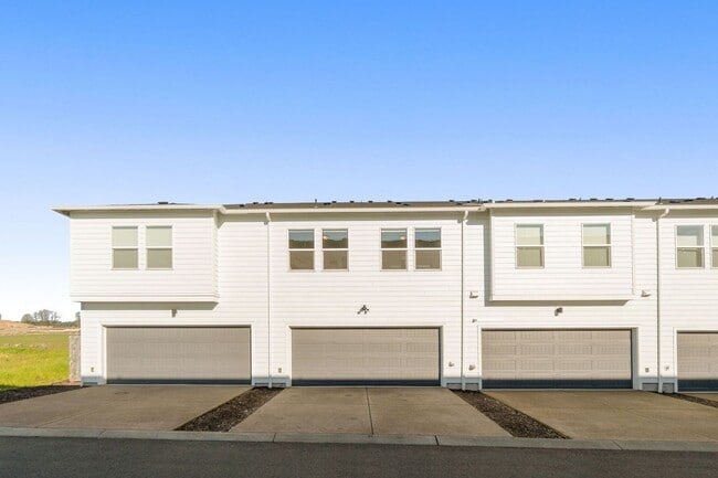 Building Photo - Modern 3 Bedroom, 2.5 Bathroom Townhome in South Cooper Mountain