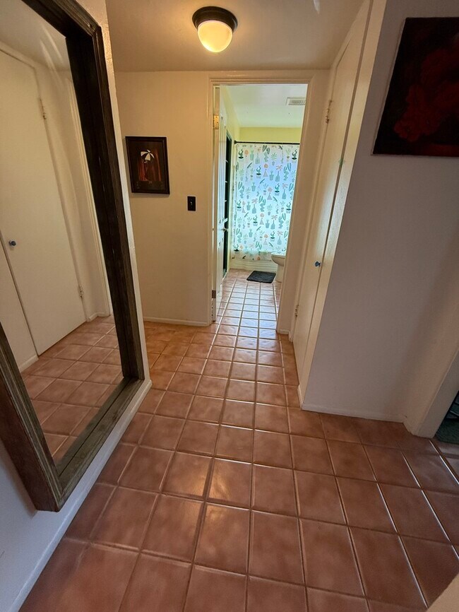 Building Photo - HOUSE FOR RENT