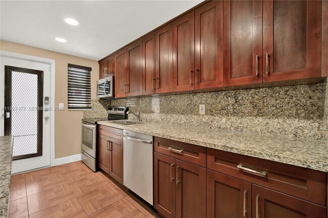 Building Photo - 1340 Lincoln Rd