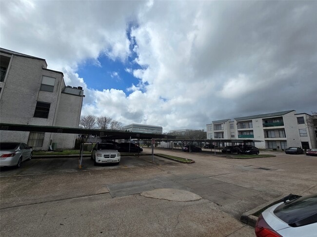 Building Photo - 2820 S Bartell Dr