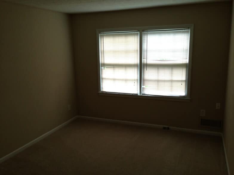 Building Photo - 518 Barbashela Cir