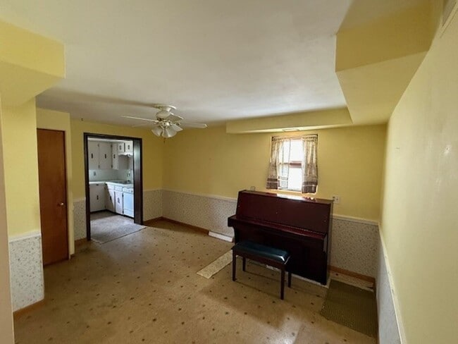 Building Photo - Charming 3 Bedroom Home with Fenced Yard &...