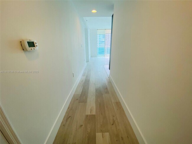 Building Photo - 950 Brickell Bay Dr