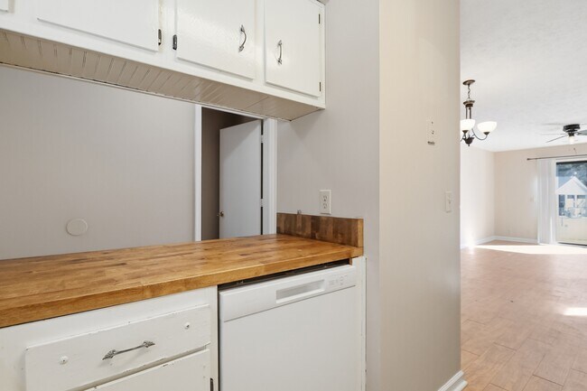 Building Photo - Ash St Ex