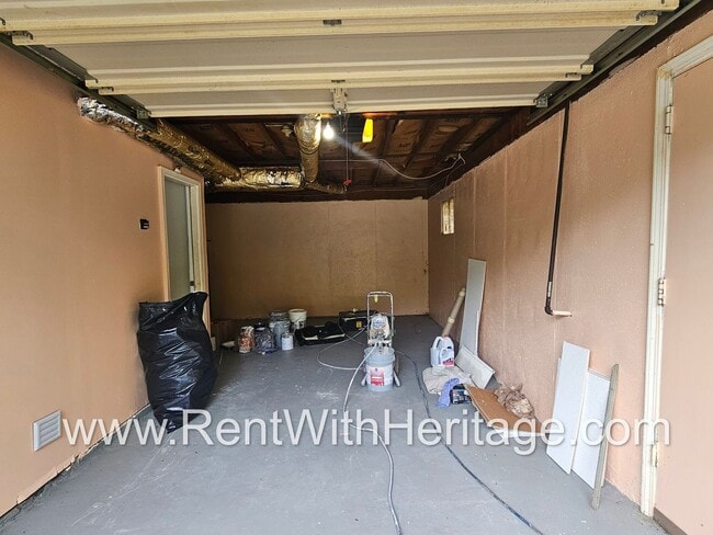 Building Photo - Amazing 4 Bedroom/ 2 Bath Home / Bonus Roo...
