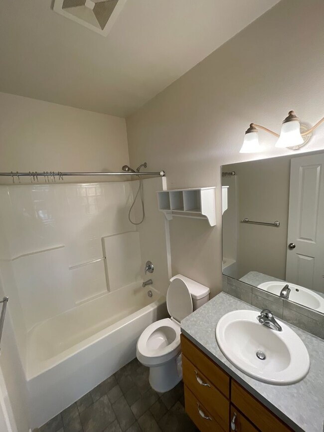 Building Photo - 3 Bedroom Home in North Albany!