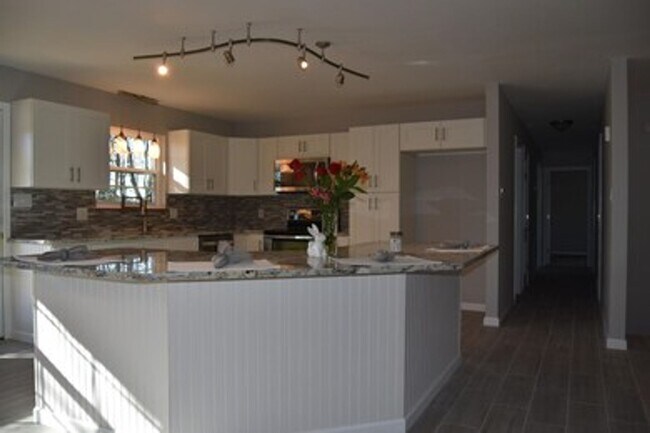 Building Photo - 4BR/3BA | Newly Renovated Single Family Home | Large backyard | In West Knoxville!
