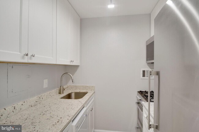 Building Photo - 4 Monroe St