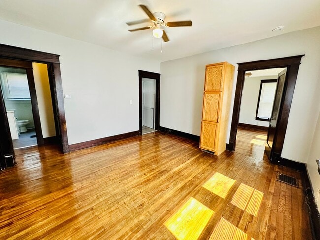 Building Photo - Adorable 2 bedroom home with two living ar...