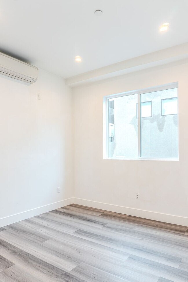 Building Photo - Beautiful Spacious Modern 3 Bedroom Townho...