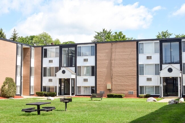 Grill & Picnic Areas - Medical Center Court